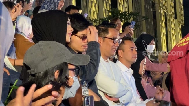 Raffi Ahmad dan Ridwan Kamil di Anjungan Sarinah, Jakarta, Kamis (7/11/2024). [Suara.com/Adiyoga Priyambodo]