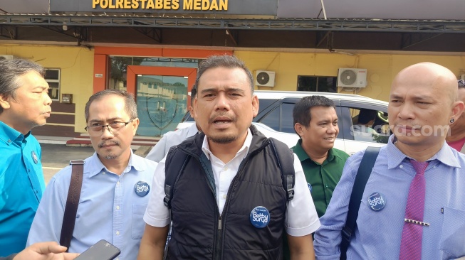 Bawa Bukti CCTV, Tim Hukum Bobby-Surya Resmi Laporkan Insiden Pelemparan Usai Debat Kedua Pilgub Sumut