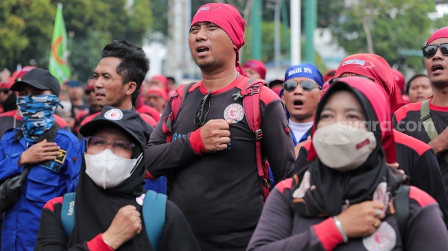 Ratusan buruh dari berbagai organisasi saat menggelar aksi unjuk rasa di depan gedung Kementerian Ketenagakerjaan, Jakarta, Kamis (7/11/2024). [Suara.com/Alfian Winanto]