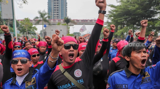 Ratusan buruh dari berbagai organisasi saat menggelar aksi unjuk rasa di depan gedung Kementerian Ketenagakerjaan, Jakarta, Kamis (7/11/2024). [Suara.com/Alfian Winanto]