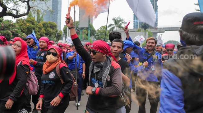 Ratusan buruh dari berbagai organisasi saat menggelar aksi unjuk rasa di depan gedung Kementerian Ketenagakerjaan, Jakarta, Kamis (7/11/2024). [Suara.com/Alfian Winanto]