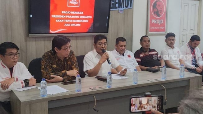 Kelompok Relawan Pro Jokowi (Projo) bela Budi Arie terkait tudingan terlibat kasus pegawai Komdigi yang membekingi bisnis judi online alias judol. (Suara.com/Fakhri)