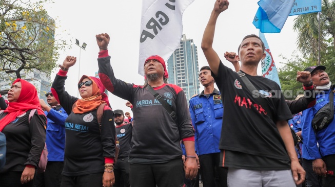 Ratusan buruh dari berbagai organisasi saat menggelar aksi unjuk rasa di depan gedung Kementerian Ketenagakerjaan, Jakarta, Kamis (7/11/2024). [Suara.com/Alfian Winanto]