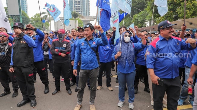 Ratusan buruh dari berbagai organisasi saat menggelar aksi unjuk rasa di depan gedung Kementerian Ketenagakerjaan, Jakarta, Kamis (7/11/2024). [Suara.com/Alfian Winanto]