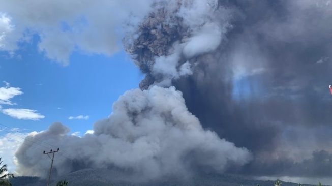 30 Penerbangan Dibatalkan Akibat Erupsi Gunung Lewotobi, BMKG Bali Beri Update Terkini