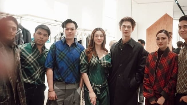 Posisi Aaliyah Massaid dan Syifa Hadju saat sesi foto di acara Burberry (Instagram/@aaliyah.massaid)