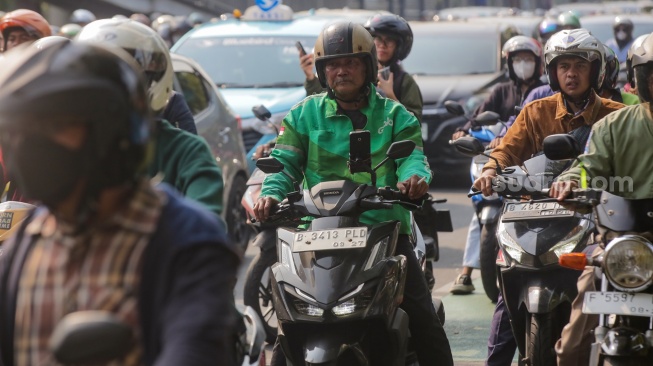 Pengendara terjebak kemacetan di Jakarta, Jumat (8/11/2024). [Suara.com/Alfian Winanto]