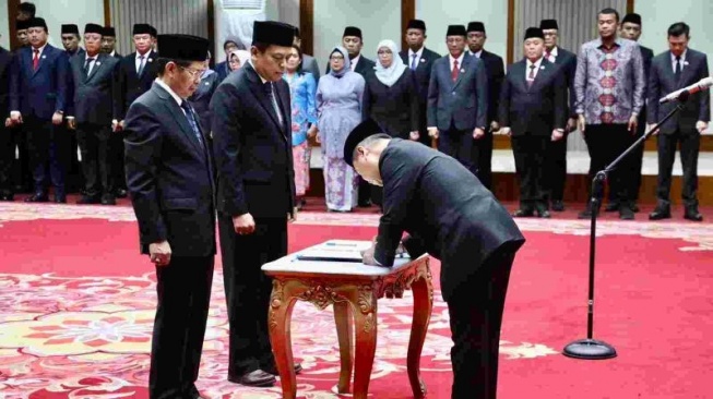 Pj Gubernur Teguh Setyabudi kembali melantik Marullah Matali menggantikan Joko Agus Setyono di kursi jabatan Sekretaris Daerah (Sekda) DKI. (Foto: Pemprov DKI)