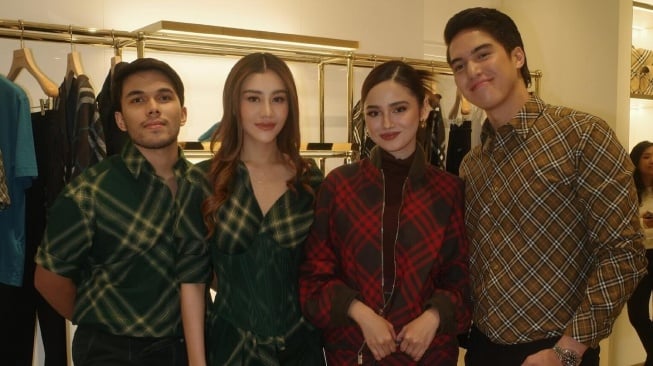 Thariq Halilintar dan Aaliyah Massaid di Burberry Outerwear 2024. [Instagram]