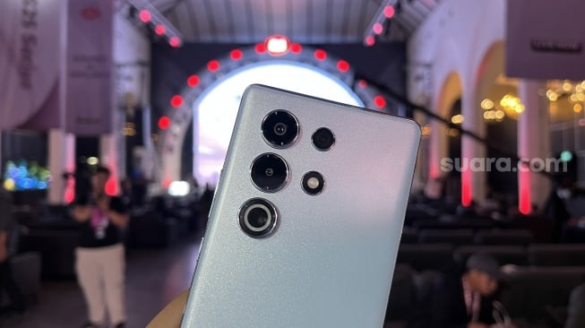 Kamera belakang Itel S25 Ultra yang terdiri dari lensa utama 50MP, makro 2MP, dan satu lensa tambahan. [Suara.com/Dicky Prastya]