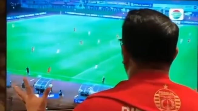 Penampakan Cagub Jakarta Ridwan Kamil saat nobar dengan menggunakan jersey klub Persija. (tangkapan layar/ist)