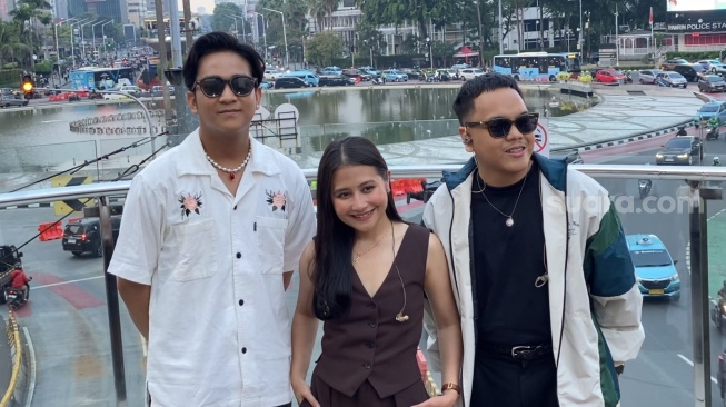 Prilly Latuconsina dan personel Daun Jatuh dalam perilisan single Tuk Singgah di Halte TransJakarta Tosari, Jumat (8/11/2024). [Suara.com/Adiyoga Priyambodo]