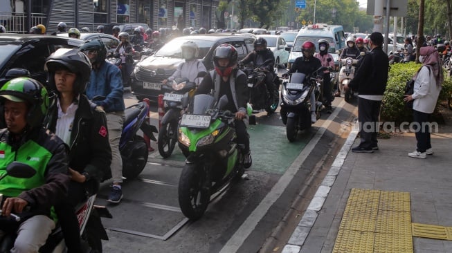 Pengendara terjebak kemacetan di Jakarta, Jumat (8/11/2024). [Suara.com/Alfian Winanto]