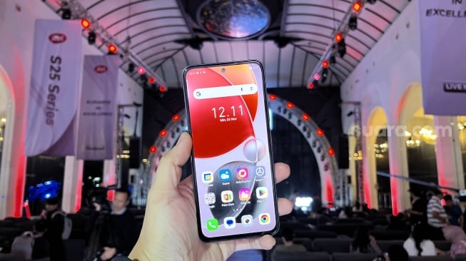 Sisi depan Itel S25 yang hadir dengan layar desain datar berjenis AMOLED seluas 6.78 inci, resolusi FHD+ 1080 x 2436 piksel, refresh rate 120Hz, dan kecerahan hingga 1.800 nits. [Suara.com/Dicky Prastya]