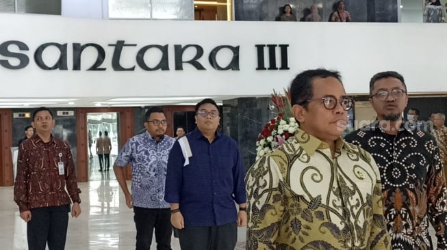 Dari Pegawai hingga Anggota DPR RI Sikap Sempurna Perdana saat Lagu Indonesia Raya Dikumandangkan di Senayan