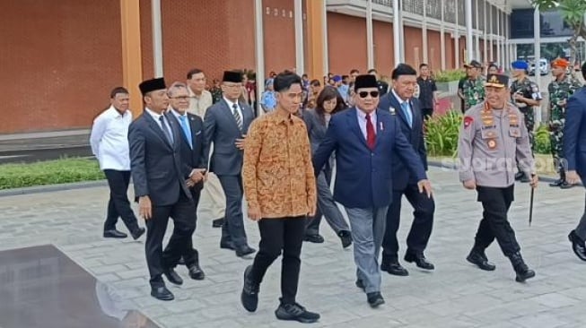 Presiden RI Prabowo Subianto dan Wapres Gibran Rakabuming Raka di Pangkalan TNI AU Halim Perdana Kusuma. (Suara.com/Novian)