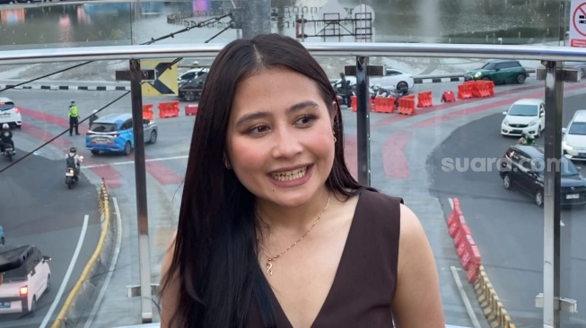 Prilly Latuconsina di Halte TransJakarta Tosari, Jumat (8/11/2024). [Suara.com/Adiyoga Priyambodo]