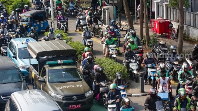 Pengendara terjebak kemacetan di Jakarta, Jumat (8/11/2024). [Suara.com/Alfian Winanto]