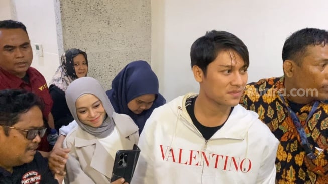 Rizky Billar dan Lesti Kejora di kawasan Sarinah, Jakarta, Kamis (7/11/2024) [Suara.com/Adiyoga Priyambodo]