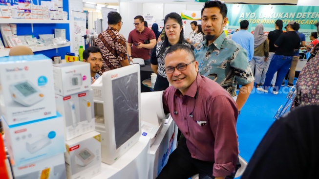 Pengunjung mencoba alat kesehatan saat pameran Hai Fest 2024 di JCC, Jakarta, Jumat (8/11/2024). [Suara.com/Alfian Winanto]