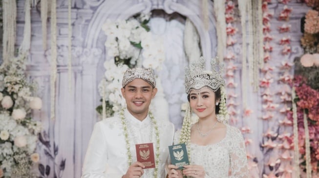 Febby Rastanty dan Drajad Djumantara usai akad nikah di The Tribrata, Darmawangsa, Jakarta Selatan pada Sabtu (9/11/2024) [dok. Bride Story]