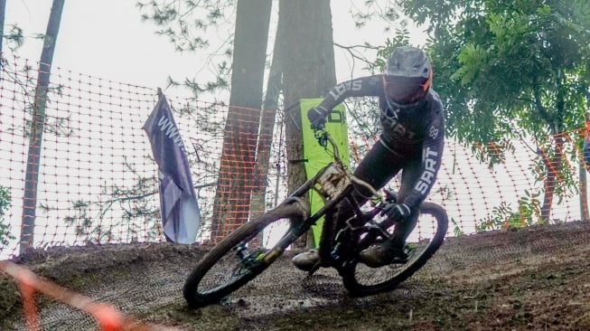 Taklukkan Trek Licin, Andy Prayoga Ungguli Pembalap Kanada di Sesi Seeding Indonesian Downhill 2024