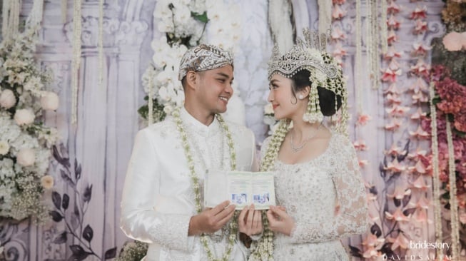 Febby Rastanty dan Drajad Djumantara usai akad nikah di The Tribrata, Darmawangsa, Jakarta Selatan pada Sabtu (9/11/2024) [dok. Bride Story]