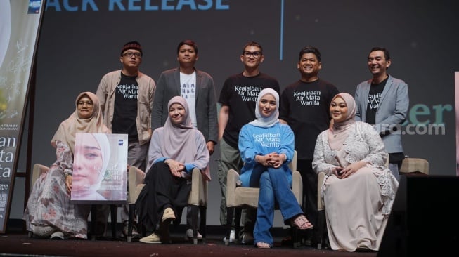 Suasana perilisan poster dan trailer film Keajaiban Air Mata Wanita di Ballroom Djakarta Theater, Menteng, Jakarta, Minggu (10/11/2024). [Suara.com/Adiyoga Priyambodo]