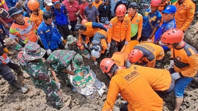 Longsor Kebumen: Ibu dan Anak Ditemukan Meninggal Dunia dalam Posisi Berpelukan