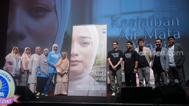 Suasana perilisan poster dan trailer film Keajaiban Air Mata Wanita di Ballroom Djakarta Theater, Menteng, Jakarta, Minggu (10/11/2024). [Suara.com/Adiyoga Priyambodo]