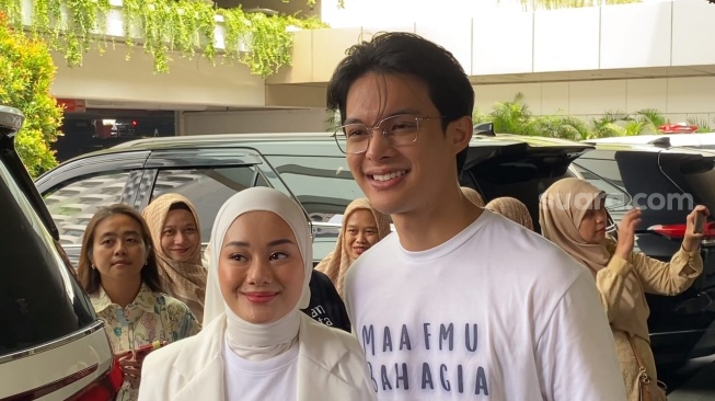 Rey Mbayang dan Dinda Hauw di Ballroom Djakarta Theater, Menteng, Jakarta, Minggu (10/11/2024). [Suara.com/Adiyoga Priyambodo]