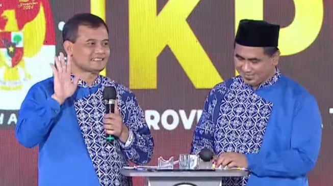 Ahmad Luthi dan Taj Yasin Pamer Batik dan Sepatu Buatan UMKM saat Debat Kedua Pilkada Jawa Tengah