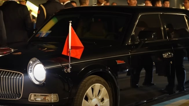 Prabowo Subianto saat kunjungan ke Tiongkok menggunakan mobil Honqi L5 (Youtube)