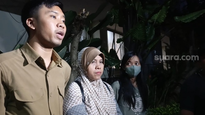 Wawa (bibi Agus Salim) dan Elmi (istri Agus Salim) di Polda Metro Jaya, Jumat (8/11/2024). [Suara.com/Rena Pangesti]