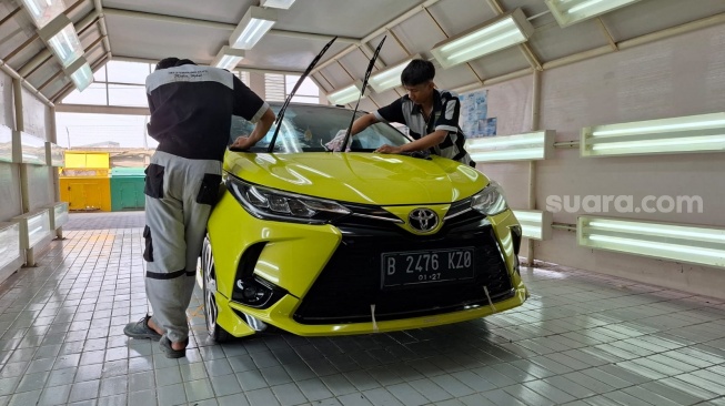 Proses Perbaikan Bodi dan Cat di Bengkel Auto2000 Bekasi Timur. (Foto: Suara.com/Manuel Jeghesta)