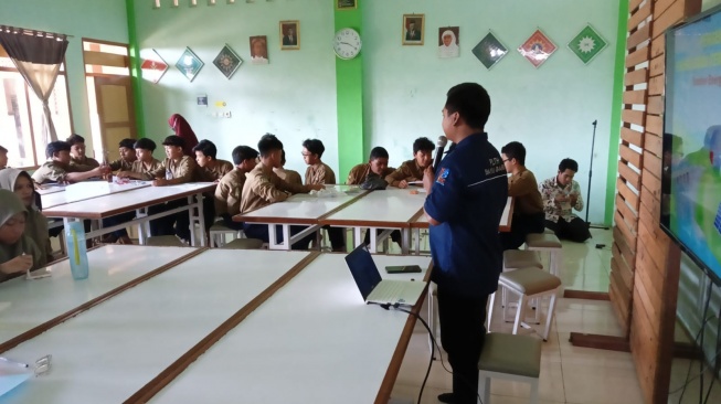 Pengelola dari PLTH Pantai Baru memberikan edukasi terkait energi bersih [Ist]