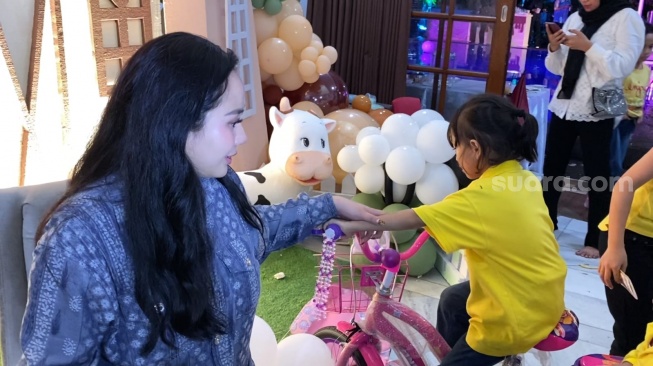 Suasana pesta putra Denise Chariesta, Jaden Bowen di kawasan Kemang Timur, Jakarta, Senin (11/11/2024) [Suata.com/Adiyoga Priyambodo]