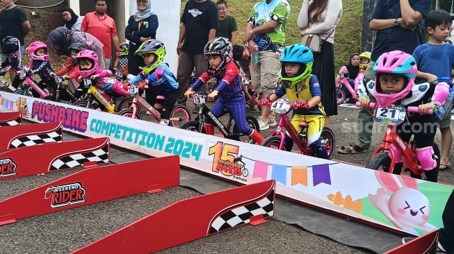 Journalist Mountain Bike (JMTB) menggelar kompetisi sepeda pushbike bertajuk "15th JournalistMTB Pushbike Competition" di Go!Wet Grand Wisata Bekasi pada Sabtu (9/11/2024). (Suara.com/Dwi Bowo Raharjo)