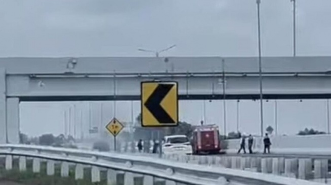 Detik-detik Menegangkan! Mobil Terbakar di Bawah Jembatan Layang Tol Palindra
