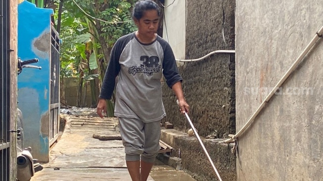 Warga Kampung Lebak, RT 6 dan RT 7 RW 002, Kecamatan Bekasi Utara, Kota Bekasi, kembali dilanda banjir kiriman dari Bogor melalui Kali Bekasi, sejak Sabtu (9/11/2024). [Suara.com/Mae Harsa]