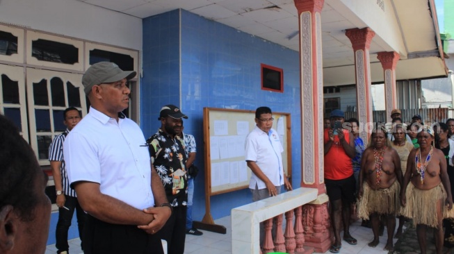 Ratusan Warga Siriwo Antar Yanuarius Dogomo Mendaftar Sebagai Calon Anggota DPRK Nabire