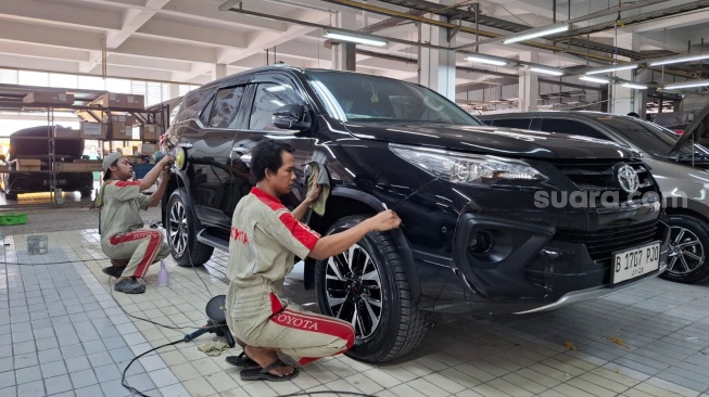 Proses Perbaikan Bodi dan Cat di Bengkel Auto2000 Bekasi Timur. (Foto: Suara.com/Manuel Jeghesta)