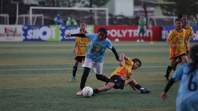 Partai final KU 12 MilkLife Soccer Challenge - Jakarta Seri 2 2024 yang mempertemukan SDN Kebagusan 03 melawan SDN Kalisari 01 yang berlangsung di Kingkong Soccer Arena, Jakarta Timur pada Minggu (10/11). [Dok. Istimewa]
