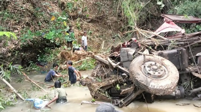 Truk Kayu Terjun ke Sungai di Bukittinggi, Sopir Patah Kaki