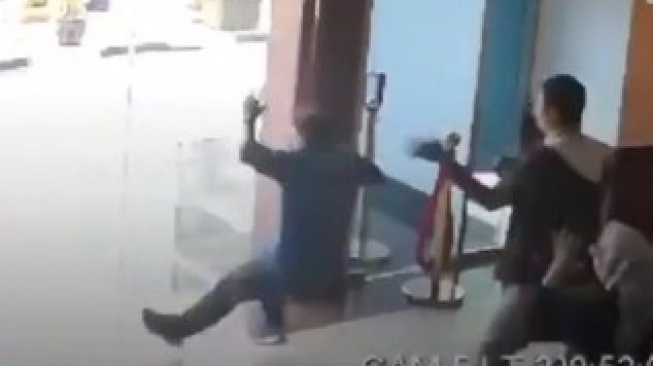 Demi Berita, Wartawan Ini Rela Jadi 'Korban' Pintu Kaca