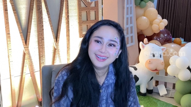 Denise Chariesta merayakan hari ulang tahun putranya, Jaden Bowen di kawasan Kemang Timur, Jakarta, Senin (11/11/2024) [Suata.com/Adiyoga Priyambodo]