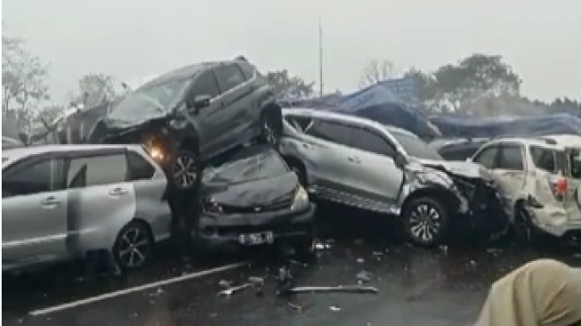Detik-detik Mengerikan Kecelakaan Beruntun Tol Cipularang, Truk Ngeblong Seruduk belasan Mobil Hingga Bertumpuk