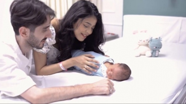 Baru Diunggah! Ini 7 Potret Jharna Bhagwani Melahirkan Anak Pertama