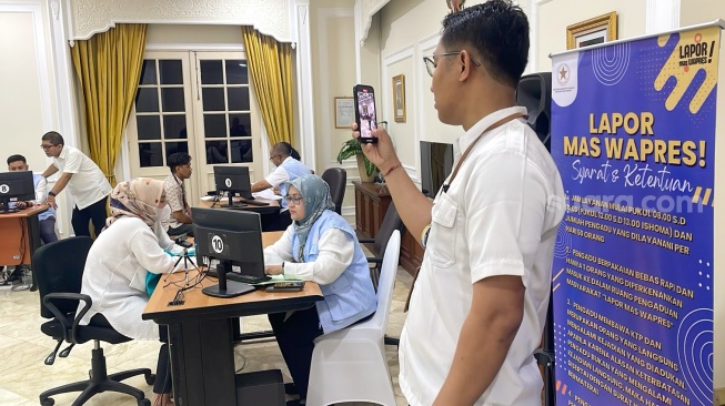 Sejumlah petugas menerima laporan warga di Istana Wakil Presiden, Jakarta, Senin, (11/11/2024). [Suara.com/Alfian Winanto]