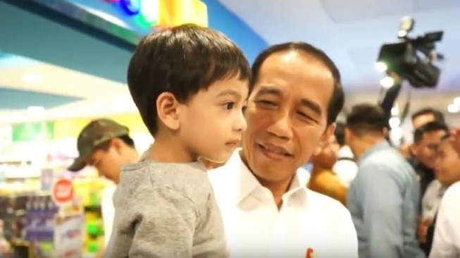 Ijazah SMA Gibran Dipermasalahkan, Jokowi: Nanti Punya Jan Ethes Juga?